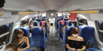 Mascherine sui mezzi di trasporto: no su aerei, sì su bus e treni