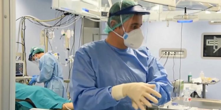 Medici non vaccinati sospesi senza stipendio: il Tar boccia la legge