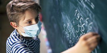 Ribellione contro le mascherine: cacciati dalla scuola i docenti che imitano il premier