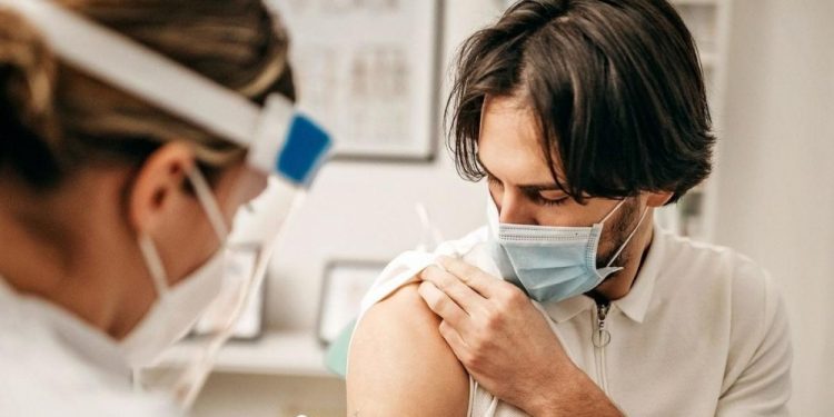 Vaccini anti-Covid e problemi cardiaci: in Israele è allarme tra i giovani
