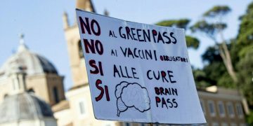 «I vaccini alterano il Dna»: la sentenza rivoluzionaria che reintegra psicologa non vaccinata