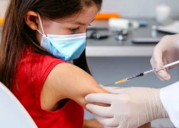 Vaccini anti-Covid, l’Aifa nasconde i dati sugli effetti avversi