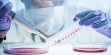 Vaccini anti-Covid, studio italiano: «Alterazioni nel sangue dei vaccinati»