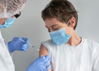 La protezione dei vaccini negli adolescenti cala dopo 27 giorni