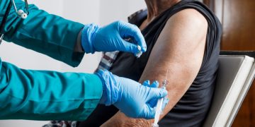«Stop alle iniezioni con vaccini a mRna»: contro il governo Draghi scatta la diffida ufficiale