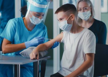 Allarme booster negli adolescenti: in aumento le infiammazioni al cuore