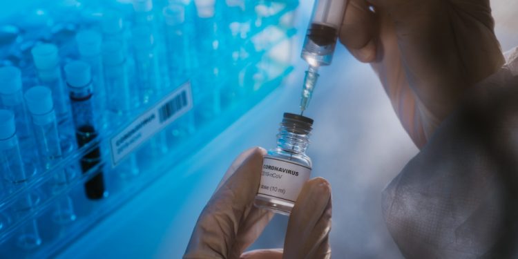 Caos vaccini: si prenota quello già vecchio mentre l'Ema ha approvato quello contro Omicron 4 e 5