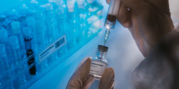 Vaccini anti-Omicron, il governo torna alla carica: si parte già a metà settembre