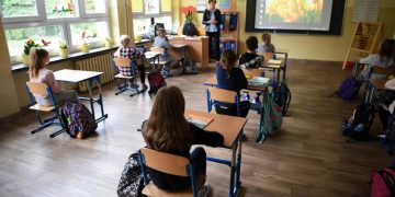 Altro che addio ai divieti a scuola: Ffp2, distanziamento e ricreazione alternata