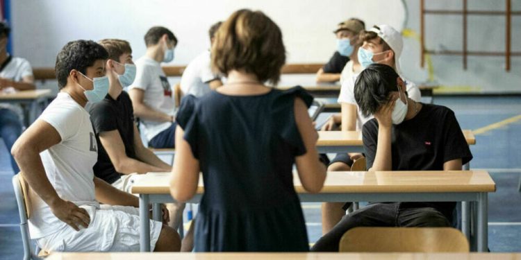 Caos mascherine a scuola: fine dell’obbligo ma presidi e rettori le impongono ancora
