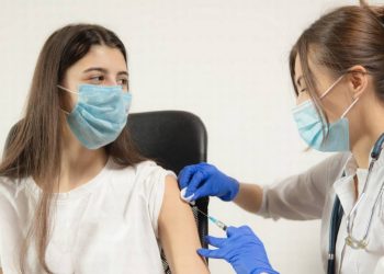 Nuovo effetto collaterale dei vaccini anti-Covid: le avvertenze di Ema