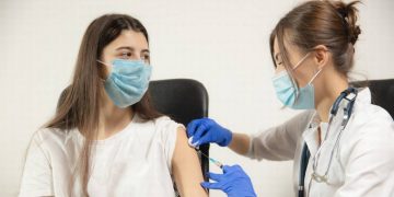Nuovo effetto collaterale dei vaccini anti-Covid: le avvertenze di Ema