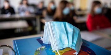 Sfruttano l’aumento dei contagi per reintrodurre le mascherine a scuola