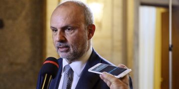 Sull’obbligo vaccinale Schillaci cambia rotta: «Riconciliazione nazionale»