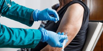 Epidemia di tumori: «I vaccini a Rna messaggero tra le probabili cause»