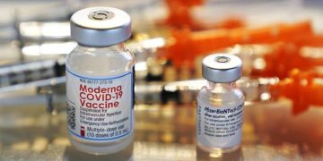 «I vaccini a mRna non impediscono l’infezione»: ora lo ammettono anche i media mainstream