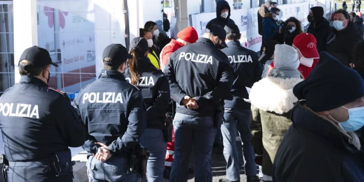 «Diecimila agenti malati post vaccino»: la denuncia delle forze dell’ordine