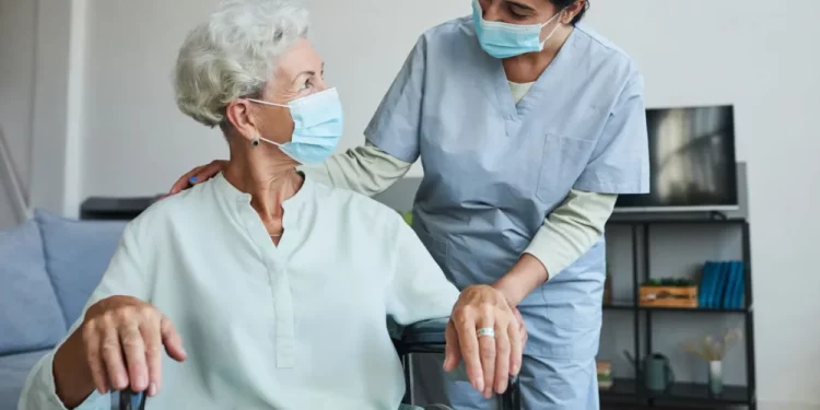 Schillaci non dice addio alle mascherine: restano in Rsa e pronto soccorso