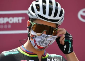 Mascherine al giro d’Italia e dad per maltempo: tornano le misure dell’emergenza Covid