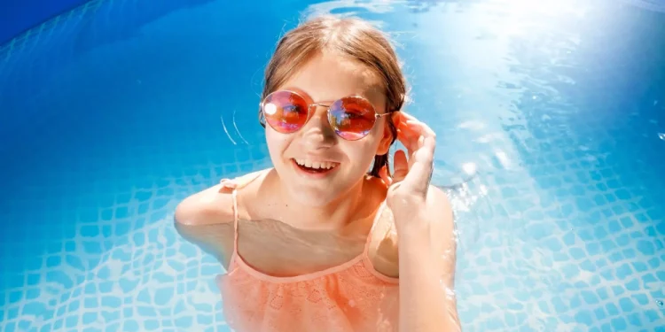 Otite del nuotatore, ecco come proteggere le orecchie in estate