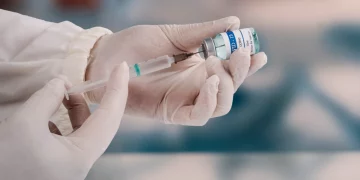 Parlare di effetti avversi da vaccino non è più un tabù, ma non in Italia