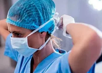 La follia Covid non si ferma: infermiere toglie la mascherina e primario chiama il 112