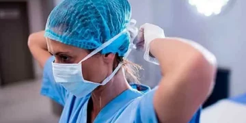 La follia Covid non si ferma: infermiere toglie la mascherina e primario chiama il 112