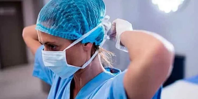 La follia Covid non si ferma: infermiere toglie la mascherina e primario chiama il 112