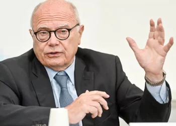 Stop isolamento dei positivi Covid, ma le virostar insistono con i vaccini