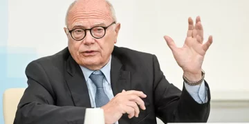 Stop isolamento dei positivi Covid, ma le virostar insistono con i vaccini