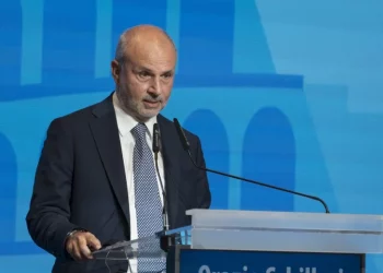 «Vaccini anti Covid per gli over 60»: il ministro Schillaci ci riprova