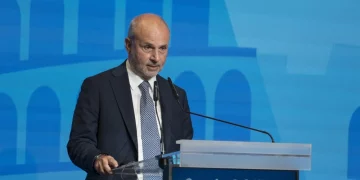 «Vaccini anti Covid per gli over 60»: il ministro Schillaci ci riprova