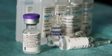 «Vaccini non prevengono il contagio»: sentenza annulla multa a due over 50 non vaccinati