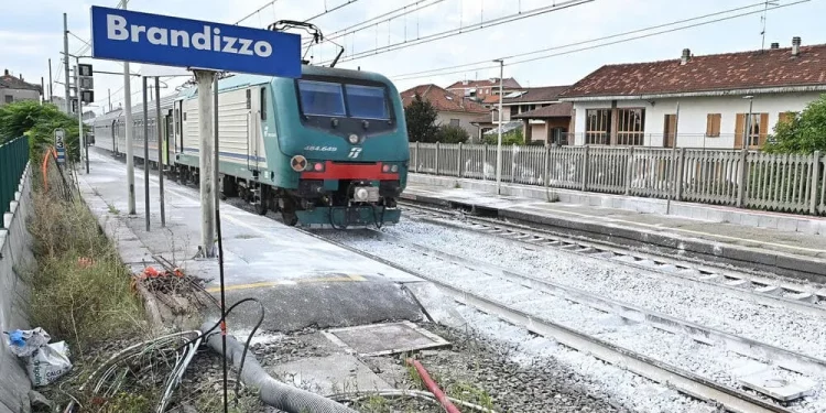 Operai sui binari mentre passano i treni? Non è un caso isolato