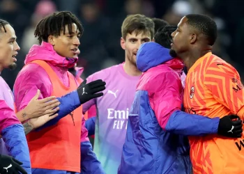 Quando sospendere una partita per razzismo