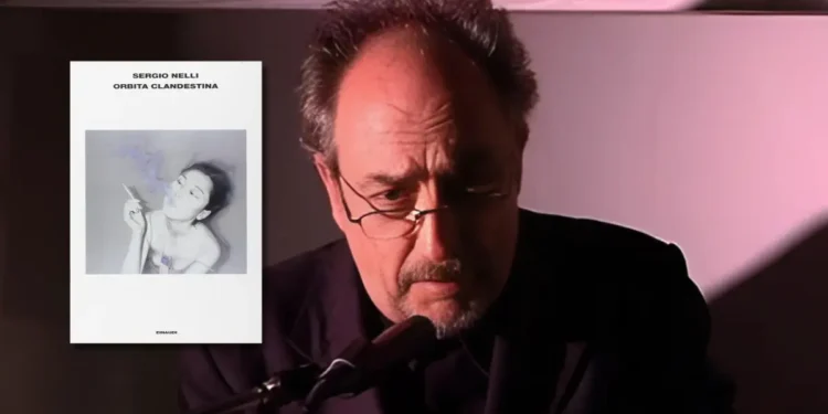 Ritratto di Sergio Nelli accanto alla copertina del suo libro "Orbita clandestina", edito da Einaudi