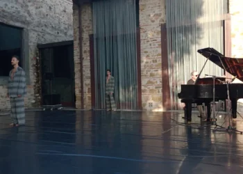 Due danzatori in scena e un pianista al tramonto durante lo spettacolo Bodies on Glass al Castello dell’Acciaiolo di Scandicci