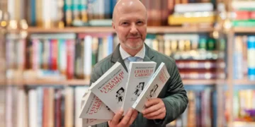 Francesco Capaldo mostra il suo libro «L’estate di Caronte» davanti a una libreria