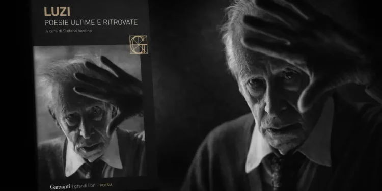 Copertina in bianco e nero ispirata a Poesie ultime e ritrovate, con ritratto intenso di un anziano poeta in primo piano e atmosfera raccolta.