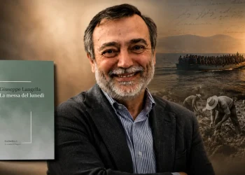 Giuseppe Langella con la copertina del libro La messa del lunedì. Immagine dedicata alla raccolta poetica che unisce fede, impegno civile, migrazioni e giustizia sociale.