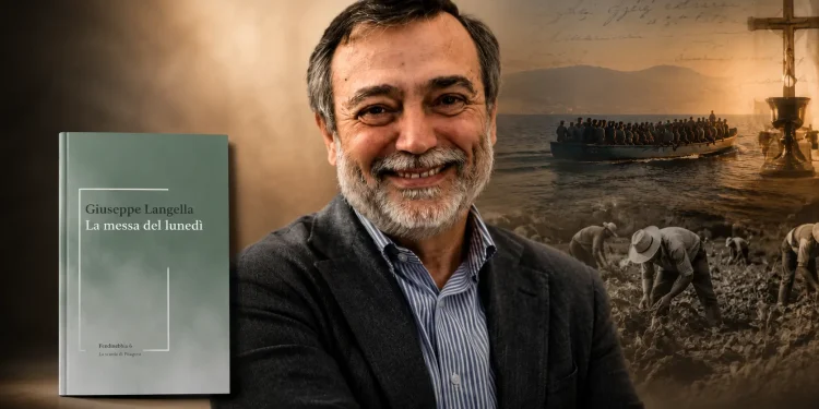 Giuseppe Langella con la copertina del libro La messa del lunedì. Immagine dedicata alla raccolta poetica che unisce fede, impegno civile, migrazioni e giustizia sociale.