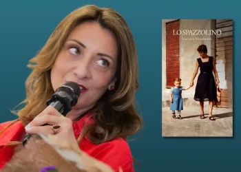 Luciana Mandarino durante una presentazione del libro Lo spazzolino, disponibile anche in formato ebook.