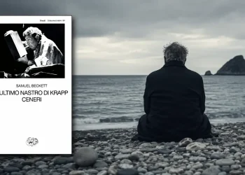 Uomo seduto su una spiaggia davanti al mare con la copertina di L’ultimo nastro di Krapp - Ceneri di Samuel Beckett.